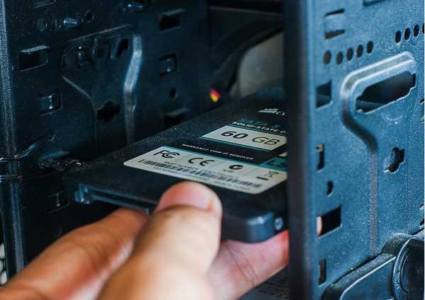 How to install SSD or HDD in a PC 